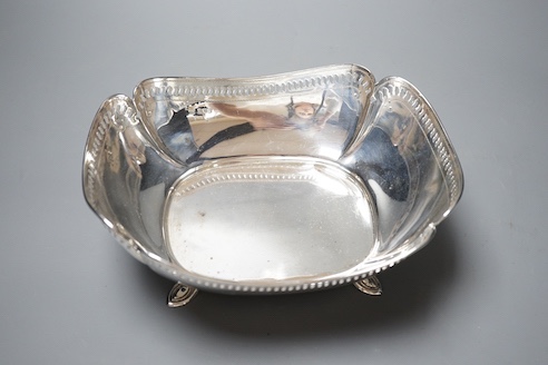 A George V silver fruit bowl, with pierced border, Atkin Brothers, Sheffield, 1922, 23.8cm, 15oz.